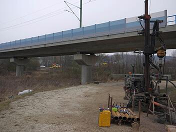 Sorgenkind: Bei der Füllbachbrücke neben der B 303 bei Grub am Forst hat die Bahn festgestellt, dass sich eine Stütze zu tief in den Boden eingesenkt hat. Foto: Berthold Köhler
