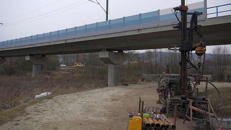 Sorgenkind: Bei der Füllbachbrücke neben der B 303 bei Grub am Forst hat die Bahn festgestellt, dass sich eine Stütze zu tief in den Boden eingesenkt hat. Foto: Berthold Köhler