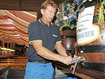 Wolfgang Müller sorgt dafür, dass das Festbier hygienisch einwandfrei vom Tank zum Krug kommt. Seine Schicht beginnt noch vor der Dämmerung. Foto: Andreas Schmitt