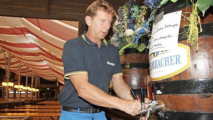 Wolfgang Müller sorgt dafür, dass das Festbier hygienisch einwandfrei vom Tank zum Krug kommt. Seine Schicht beginnt noch vor der Dämmerung. Foto: Andreas Schmitt