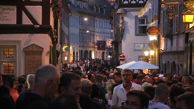 Trotz der Absage der Sandkerwa erwartete die Polizei am Freitag - wie auch schon hier am Donnerstag - ein erhöhtes Besucheraufkommen im Sandgebiet. Nun zieht die Polizei Bilanz von der Nacht auf Samstag.  Foto: Rüdiger Klein