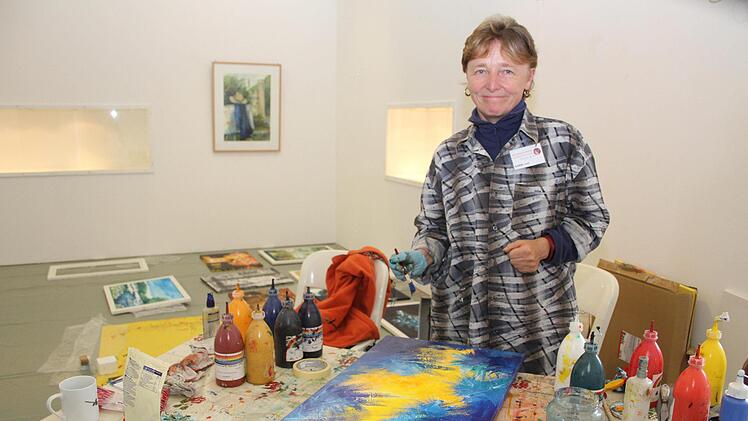 Karin Dietel (55)  aus Gefreespräsentiert chinesische Malerei, Abstraktes und auch gegenständliche Bilder. Foto: Sonny Adam