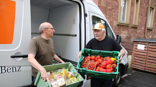 Hartmut Gro&szlig;mann (links) und Bernd K&ouml;nen von der Bad Kissinger Tafel laden Lebensmittel aus dem K&uuml;hl-Fahrzeug aus. Ralf Ruppert