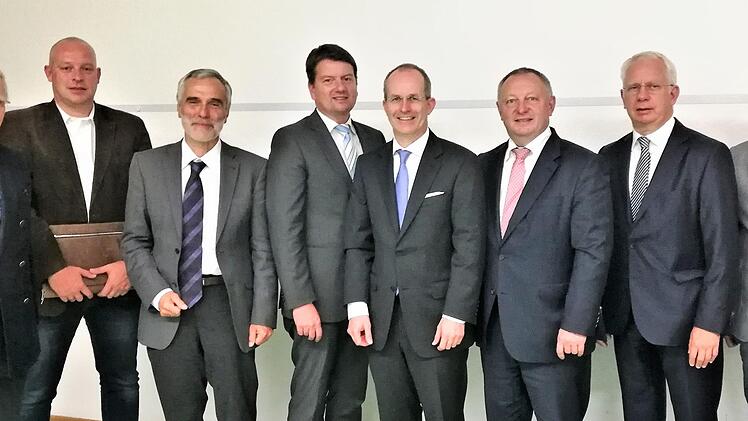 Gastgeber Peter Deeg (links), Facharzt und Inhaber der Deegenbergklinik, begrüßte die Diskussionsteilnehmer (von links) Sebastian Dresbach, Geschäftsführer des Bad Kissinger Zentrums für Telemedizin, Facharzt Ralph Brath, Landtagsabgeordneter Sandro Kirchner (CSU), Facharzt und Jurist Alexander Siebel, Landrat Thomas Bold (CSU), Chefarzt Sebastian Kerber und Eberhard Gräf, Vorsitzender der Senioren-Union Bad Kissingen.  Foto: Sigismund von Dobschütz