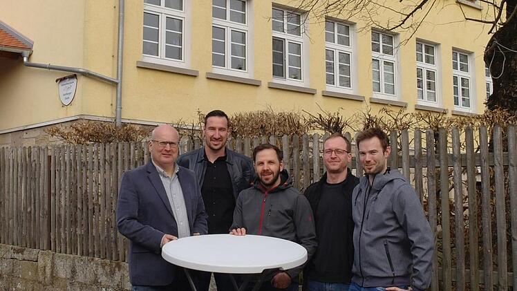 Marco Hillenbrand, Alexander Möller, Tobias Bauer, Stefan Dätig und Jürgen Scheller setzen sich für die Errichtung einer U3-Gruppe im Kothener Kindergarten ein. Sie würden gerne einen Dialog "am runden Tisch" führen. Foto: Stephanie Elm