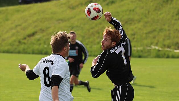 Untererthals Marcus Sch&auml;fer und Obererthals Christof R&uuml;th haben im Derby lediglich Augen f&uuml;r das runde Spielger&auml;t. Foto: Sebastian Schmitt