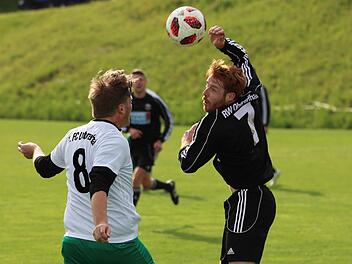 Untererthals Marcus Sch&auml;fer und Obererthals Christof R&uuml;th haben im Derby lediglich Augen f&uuml;r das runde Spielger&auml;t. Foto: Sebastian Schmitt