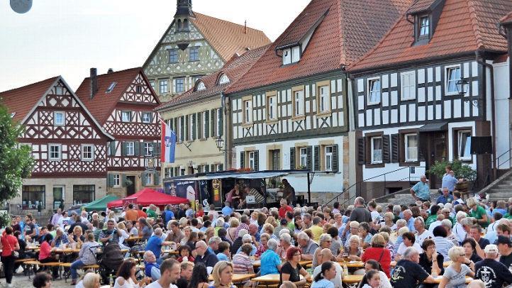 Vor der prächtigen Fachwerkkulisse lässt es sich fröhlich feiern.  Foto: Ingrid Kohles