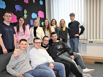 Sie sind stolz auf ihren neuen Sozialraum. Die Schüler der Sabel-Fos, die bei der Einrichtung tatkräftig Hand mit anlegten. Das Bild entstand vor der coronabedingten Schließung der Einrichtung.  Veronika Schadeck
