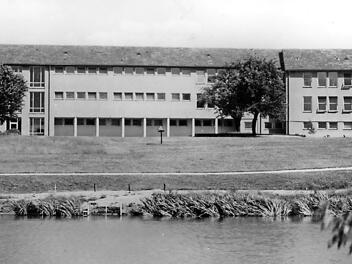 Die Carl-Platz-Schule auf einem Postkartenmotiv aus den 1950-er Jahren  Foto: FT-Archiv