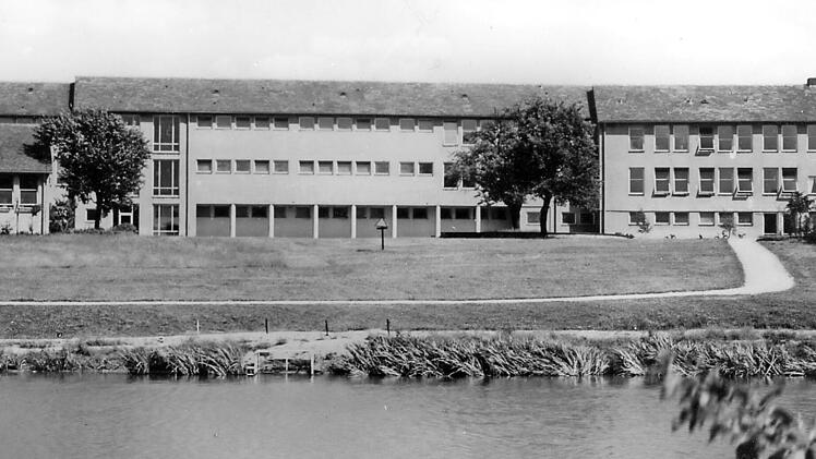 Die Carl-Platz-Schule auf einem Postkartenmotiv aus den 1950-er Jahren  Foto: FT-Archiv