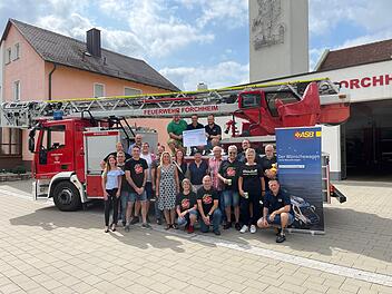 Forchheim: Feuerwehr spendet "Weinstadl"-Erl&ouml;s an W&uuml;nschewagen - mit neuem Spendenrekord