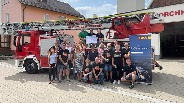 Forchheim: Feuerwehr spendet "Weinstadl"-Erl&ouml;s an W&uuml;nschewagen - mit neuem Spendenrekord