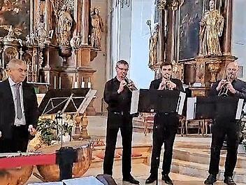 Das Publikum konnte einen Organisten erleben, der auf die Pauke haut, und einen 3D-Klang in der Kirche.