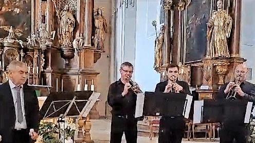 Das Publikum konnte einen Organisten erleben, der auf die Pauke haut, und einen 3D-Klang in der Kirche.