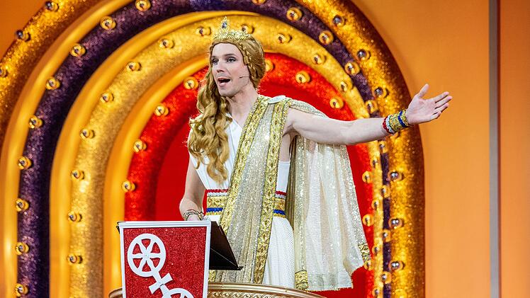 Im r&ouml;mischen Streitwagen feuert Fastnachtsredner Johannes Bersch in seiner Paraderolle "Moguntia" wie immer scharfz&uuml;ngige Pointen ab.