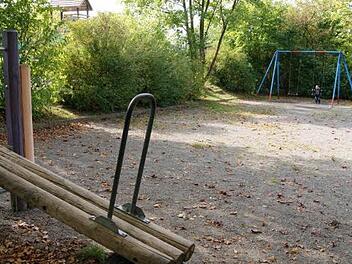 Ein einzelnes Kind auf einer Schaukel, ansonsten Tristesse auf dem Spielplatz an der Sinnberg-Promenade. So soll es nicht sein und deshalb hat die Stadt Bad Kissingen ein sehr detailliertes Spielplatz-Dosier angelegt. Foto: Robert Knidlberger
