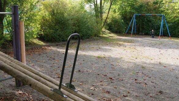 Ein einzelnes Kind auf einer Schaukel, ansonsten Tristesse auf dem Spielplatz an der Sinnberg-Promenade. So soll es nicht sein und deshalb hat die Stadt Bad Kissingen ein sehr detailliertes Spielplatz-Dosier angelegt. Foto: Robert Knidlberger
