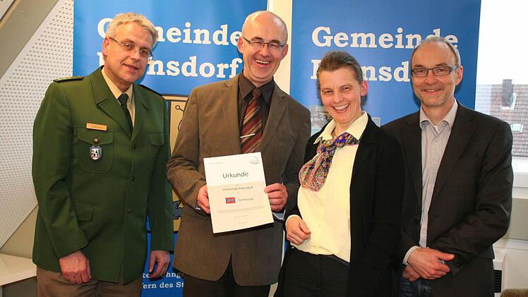 Die Urkunde weist Frensdorf jetzt als HaLT-Gemeinde aus. Von links: Armin Kühnert, Bürgermeister Jakobus Kötzner, Uta von Plettenberg, Lothar Riemer (Landratsamt)