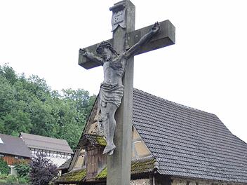 In der Ortsmitte von Tiefenhöchstadt steht dieses Kreuz. Fotos: privat