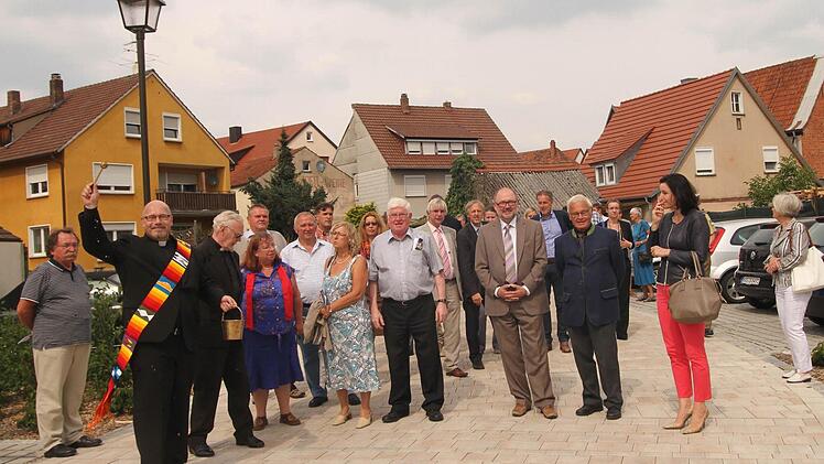 Diakon Sven Steffan und Reverend Alan Stockbridge (von links) segneten den neuen Parkplatz in Ebern.