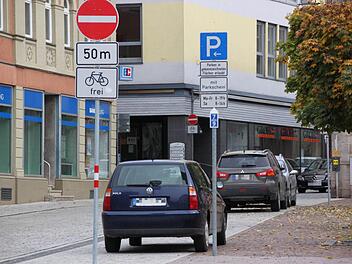 Parken in der Stadt: Ein neues Informationssystem mit modernen Schildern soll den Autofahrern helfen, Stellplätze zu finden. Foto: Markus Reeh