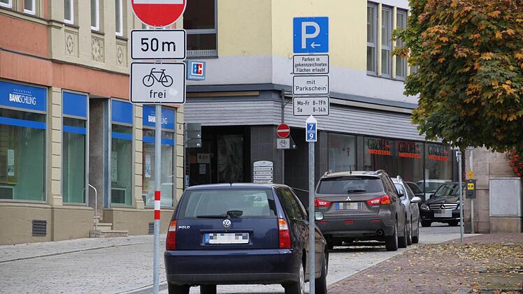 Parken in der Stadt: Ein neues Informationssystem mit modernen Schildern soll den Autofahrern helfen, Stellplätze zu finden. Foto: Markus Reeh