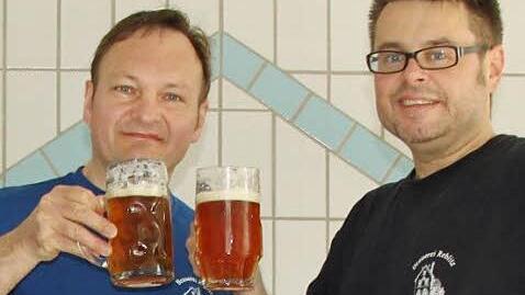 Ein "Prosit" nach getaner Arbeit: Braumeister Reinhold Reblitz (links) und sein Hilfsabfüller Matthias Einwag genießen ein "Räucherla".