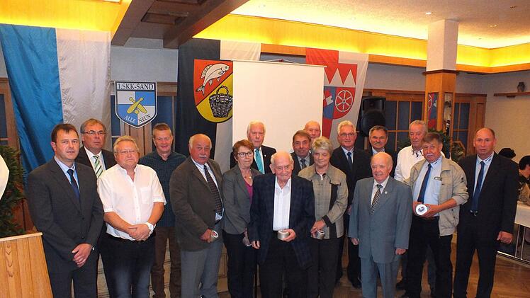 Der SKK Alle Neun ehrte diese Mitglieder für 40 und mehr Jahre treue Mitgliedschaft. Die Ehrenngaben wurden ihnen von 1. Vorstand Jochen Sauer (links) und 2. Vorsitzenden Peter Dreschner (rechts) überreicht.