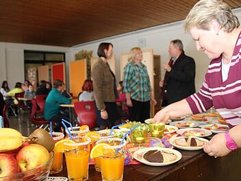 Elke Schmidt (rechts) bereitet mit Monika Geyer (Dritte von rechts) täglich für momentan 26 Kinder Frühstück in der Untersteinacher Schule vor. Rektorin Ursula Schröppel und Bürgermeister Volker Schmiechen (im Hintergrund) wissen das zu schätzen.  Foto: Matthias Beetz