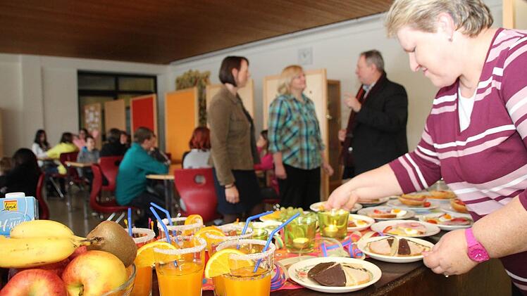 Elke Schmidt (rechts) bereitet mit Monika Geyer (Dritte von rechts) täglich für momentan 26 Kinder Frühstück in der Untersteinacher Schule vor. Rektorin Ursula Schröppel und Bürgermeister Volker Schmiechen (im Hintergrund) wissen das zu schätzen.  Foto: Matthias Beetz