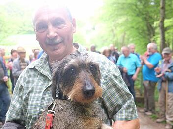 Alfred Kraus war mit Dackel "Teddy" beim Grenzgang um Aura dabei.  Foto: Gerd Schaar