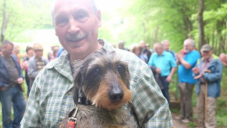 Alfred Kraus war mit Dackel "Teddy" beim Grenzgang um Aura dabei.  Foto: Gerd Schaar