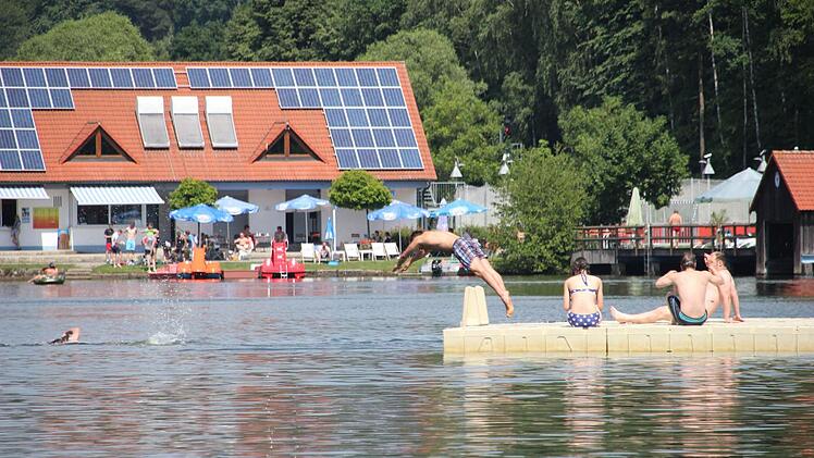 Von einer Plattform kann man ins Wasser springen.  Foto: Robert Wagner