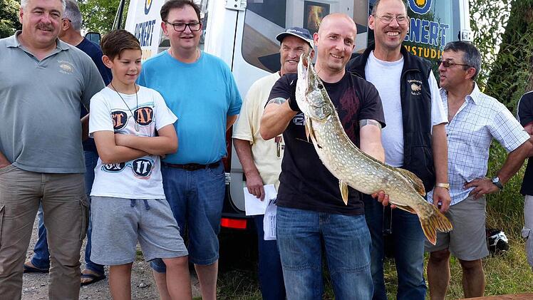 Florian Selzle aus Aisch mit seinem Prachtstück: einem 5060 g schweren und 87 cm langen Hecht, daneben Abwieger Roland Bauer