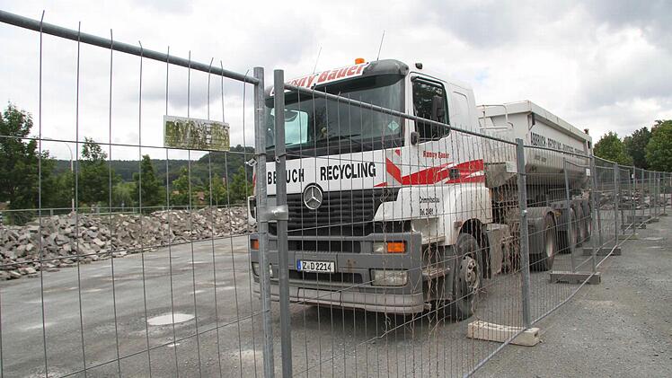 Die hintere Fläche auf dem Parkplatz Schwedensteg dient als Zwischenlager für Baumaterial vom Zentralparkplatz. Foto: Sonny Adam
