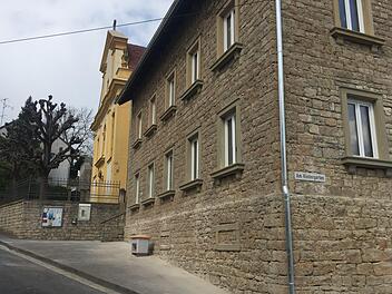 Ein bisschen später als geplant, soll nächste Woche die alte Schule Gädheim fertig werden. Sie wurde energetisch saniert. Unter anderem bekam sie neue Fenster und so erhielt die Fassade auch im Erdgeschoss die ursprüngliche Symmetrie zurück.Sabine Weinbeer