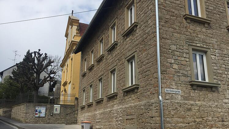 Ein bisschen später als geplant, soll nächste Woche die alte Schule Gädheim fertig werden. Sie wurde energetisch saniert. Unter anderem bekam sie neue Fenster und so erhielt die Fassade auch im Erdgeschoss die ursprüngliche Symmetrie zurück.Sabine Weinbeer