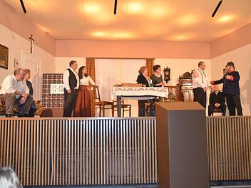 Rasant wird es, als Gendarm Gänswein aus Kronach für Recht und Ordnung im beschaulichen Neuses sorgt (v. l.): Adam (Alex Böhm), Hanni (Christine Böhm), Fritz (Axel Schrepfer), Theresa (Alexandra  Kempf), Tante Mathilde (Roswitha Hummel), Tante Marie-Luise (Rosi Popp), Gerichtsassesor Birnbacher (Julius Kraus), Gendarm Gänswein (Hans Schrepfer). K.- H. Hofmann