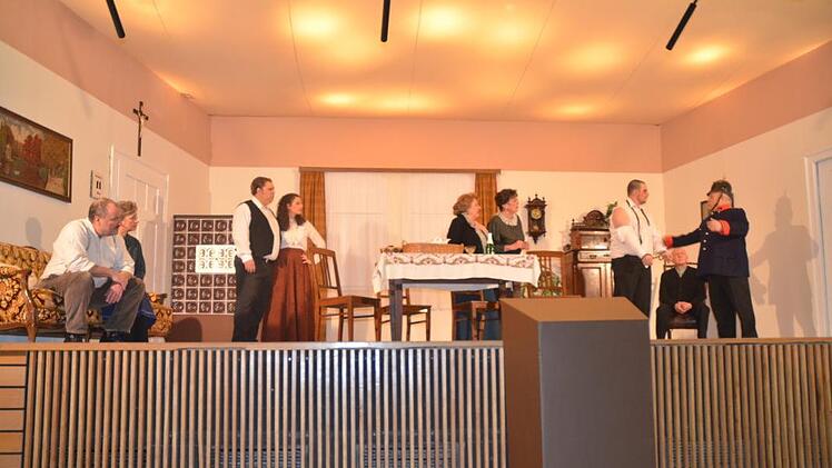 Rasant wird es, als Gendarm Gänswein aus Kronach für Recht und Ordnung im beschaulichen Neuses sorgt (v. l.): Adam (Alex Böhm), Hanni (Christine Böhm), Fritz (Axel Schrepfer), Theresa (Alexandra  Kempf), Tante Mathilde (Roswitha Hummel), Tante Marie-Luise (Rosi Popp), Gerichtsassesor Birnbacher (Julius Kraus), Gendarm Gänswein (Hans Schrepfer). K.- H. Hofmann