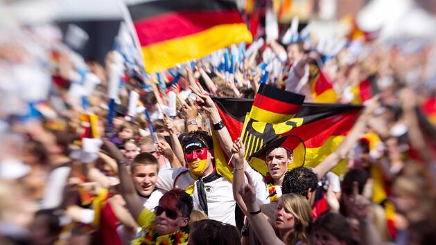 Auf unserer Liste mit Fanartikeln ist f&uuml;r jeden etwas dabei. Dann kann die WM 2018 eigentlich auch schon kommen. Symbolbild: Gentsch/dpa