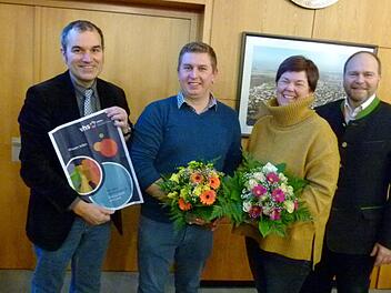 Christian Rüttel (Zweiter von links) wurde als neuer VHS-Außenstellenleiter vorgestellt und Amrei Renner (Dritte von links) durch Rainer Maier (links) und Bernd Reisenweber (rechts) verabschiedet. Foto: Lothar Weidner