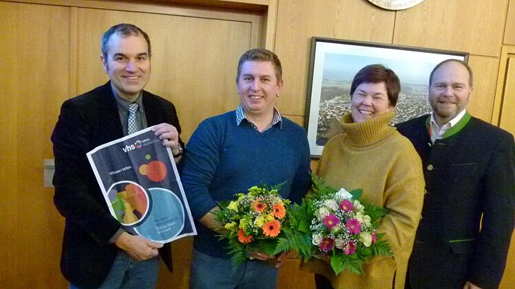 Christian Rüttel (Zweiter von links) wurde als neuer VHS-Außenstellenleiter vorgestellt und Amrei Renner (Dritte von links) durch Rainer Maier (links) und Bernd Reisenweber (rechts) verabschiedet. Foto: Lothar Weidner