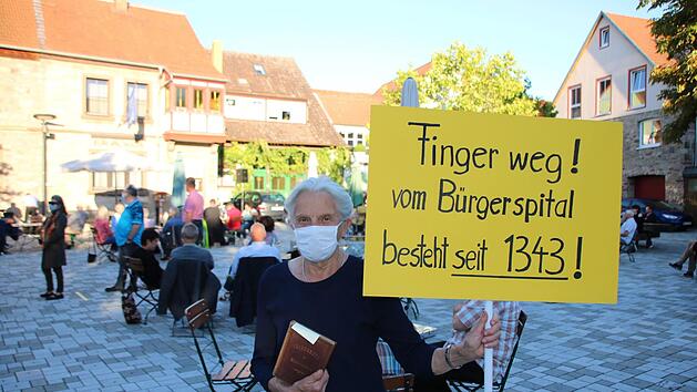 Sieglinde Schilling (im Bild) kann sich wie ihr Mann Heribert (beide 84) Hammelburg ohne das B&uuml;rgerspital nicht vorstellen. Wie &uuml;ber 100 andere Demonstranten kam sie daher zum Viehmarkt, um f&uuml;r den Fortbestand der Einrichtung zu demonstrieren. Ralf Ruppert
