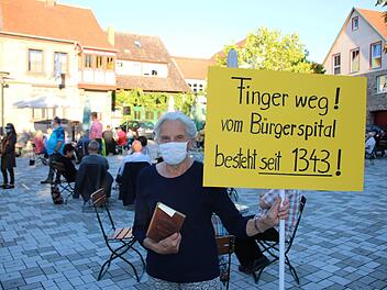 Sieglinde Schilling (im Bild) kann sich wie ihr Mann Heribert (beide 84) Hammelburg ohne das Bürgerspital nicht vorstellen. Wie über 100 andere Demonstranten kam sie daher zum Viehmarkt, um für den Fortbestand der Einrichtung zu demonstrieren. Ralf Ruppert