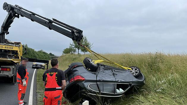 Nach Frontalkollision: BMW &uuml;berschl&auml;gt sich und landet im Graben