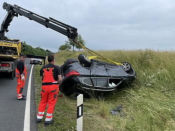 Nach Frontalkollision: BMW &uuml;berschl&auml;gt sich und landet im Graben