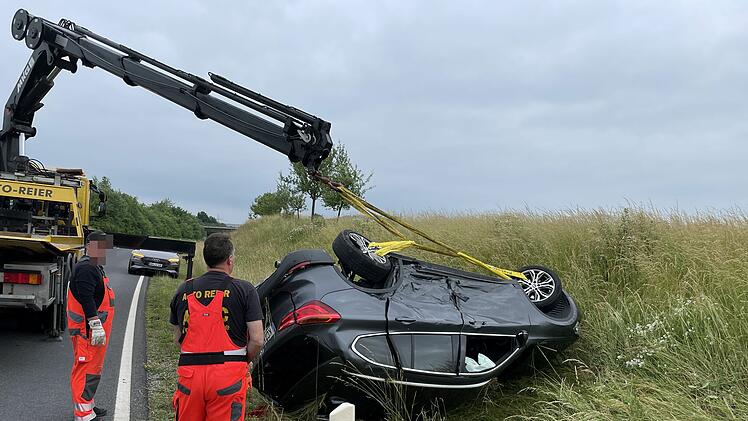 Nach Frontalkollision: BMW &uuml;berschl&auml;gt sich und landet im Graben