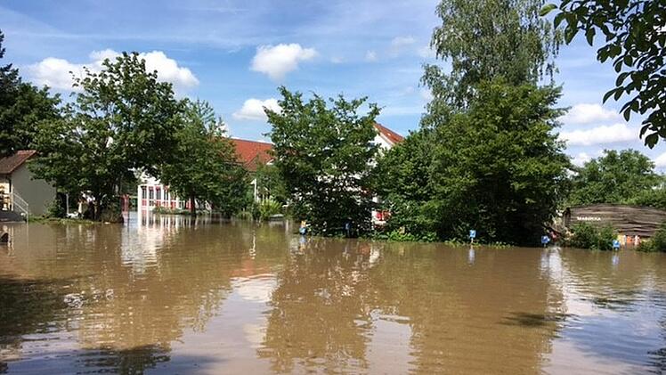 Hochwasser in Adelsdorf: Therapiezentrum Laufer Mühle von Außenwelt abgeschnitten