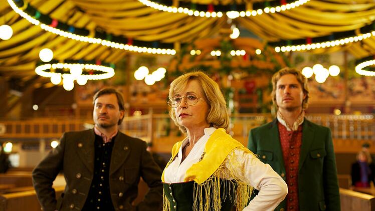 Auf ihre Besucher werden Betäubungsmittelanschläge verübt, dennoch wollen sie das Festzelt nicht schließen (von links): Georg Schemberg (Daniel Christensen), Kirsten Moosrieder (Gisela Schneeberger) und Korbinian Riedl (Leo Reisinger).